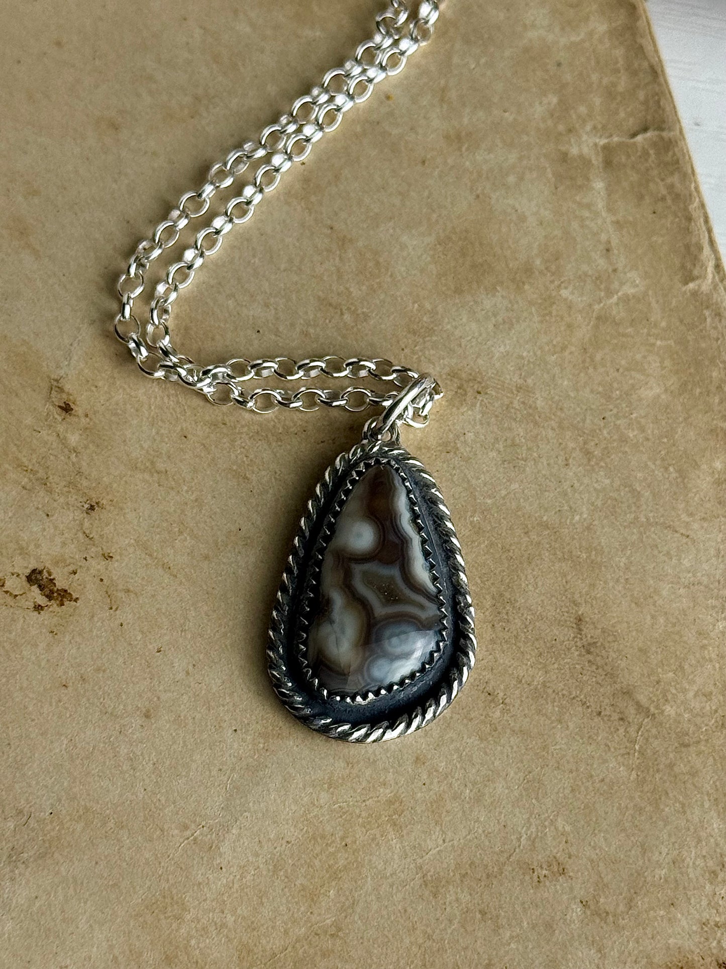 Grey Kentucky Agate Necklace Twisted 18” Chain